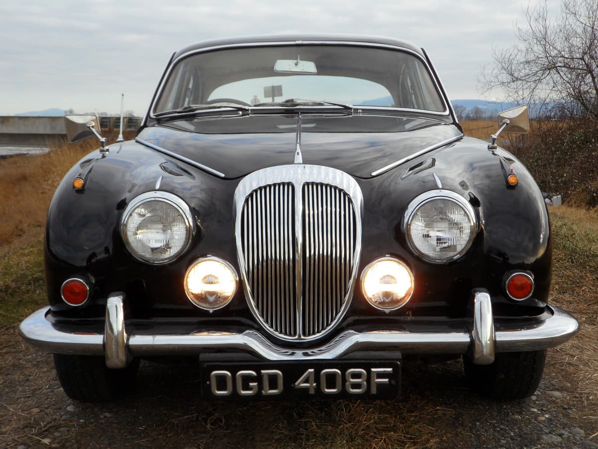 Daimler V8 250